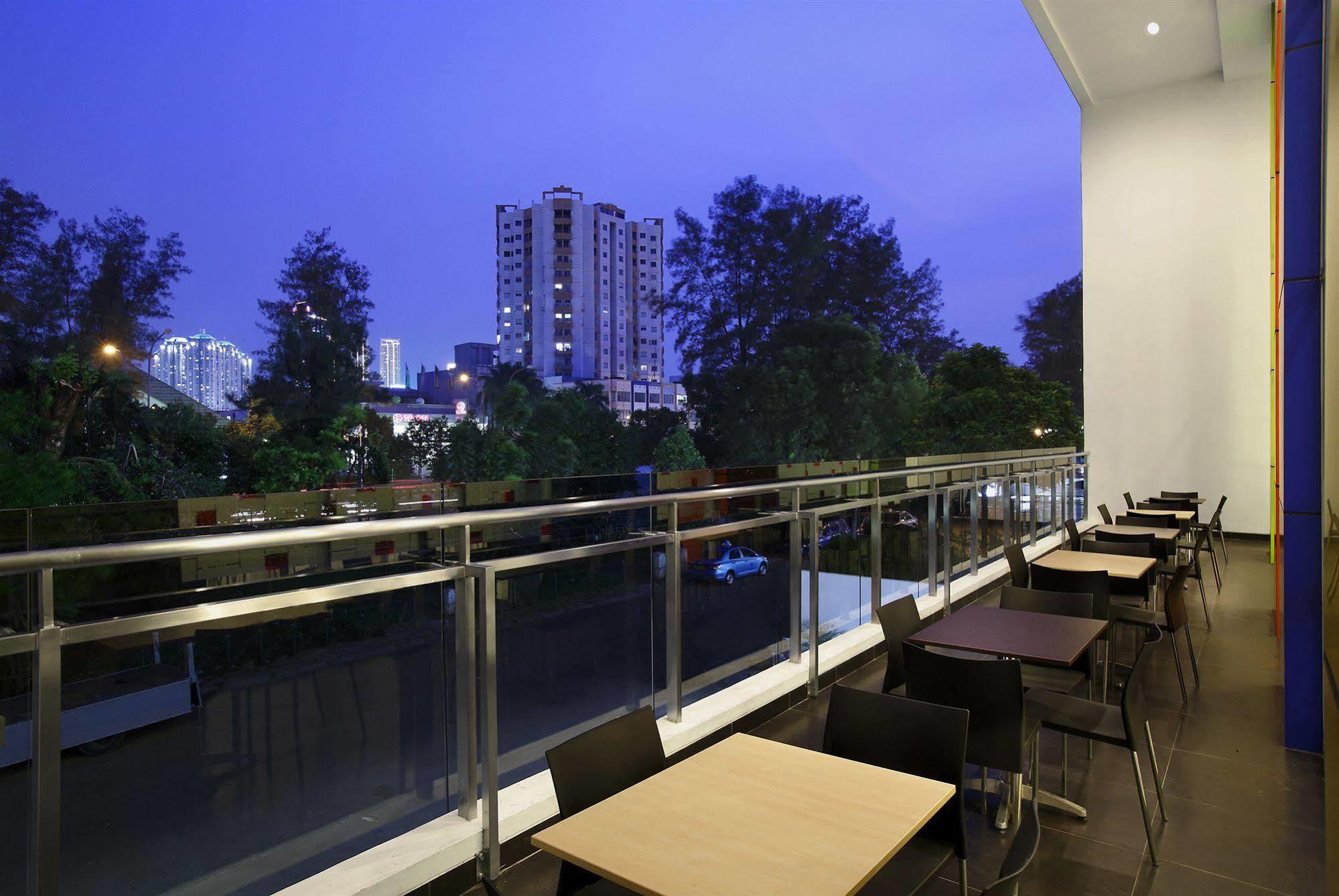 Amaris Hotel Dr. Susilo Grogol Jakarta Extérieur photo