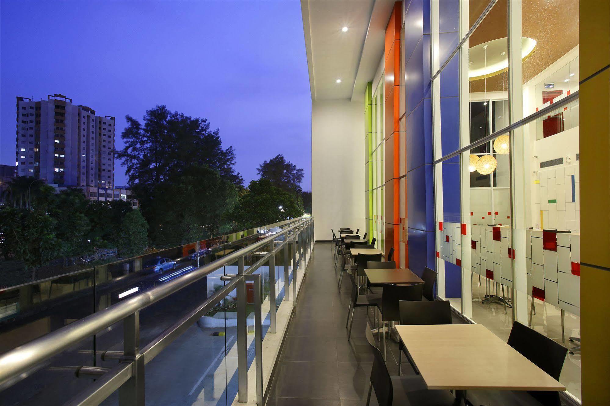Amaris Hotel Dr. Susilo Grogol Jakarta Extérieur photo
